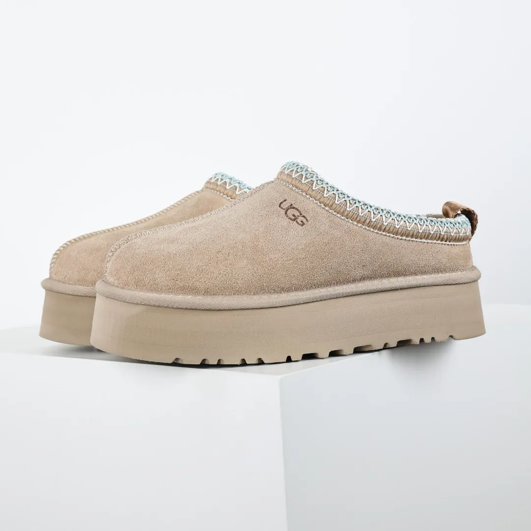 Pick up locally 💰540 The core recommendation is good price UGG Tazz series Sand color half-flops Xiaohongshu hot model Henan Longfeng leather production Sheepskin integrated Top quality in the market Waterproof upper material 2-3 cm cashmere insole to keep warm in winter and a very suitable choice for home use UUG has launched a style series in the new year, partly skewed towards the preferences of young consumers, and has also been at the forefront of fashion trends. Shoe body material Water-repellent coated suede upper 17mm UGGPURE™ implanted wool insole Lightweight non-slip comfortable rubber outsole With brand LOGO Trademark Comes with full packaging Size: 35 36 37 38 39 40